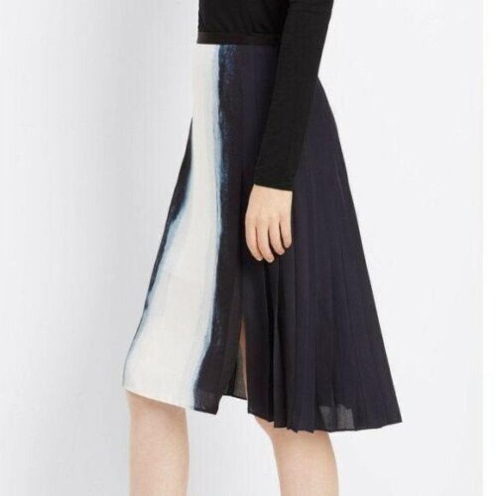 New Vince. Pleated ciffon skirt with vertical tie-dye print Black Size 8